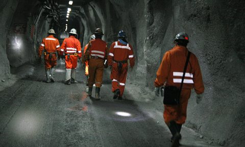 Caída en los precios del cobre afecta a la inversión minera y su mano de obra