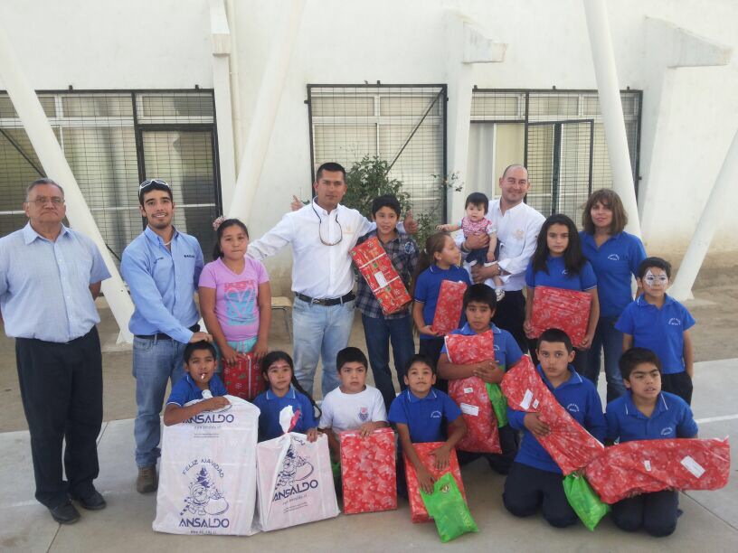 Dust A Side Chile celebra navidad con niños de escuela básica de Batuco 