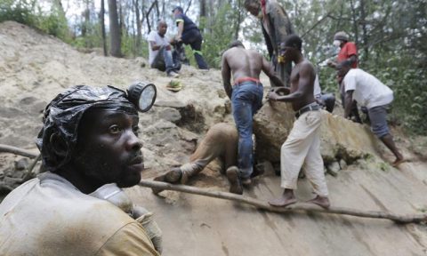Sudáfrica busca poner mano dura con la minería ilegal