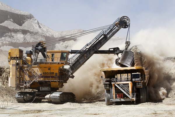 Gremios y expertos critican falta de certidumbre regulatoria en minería	
