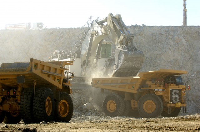 Inversión en exploración minera en Perú cayó 26% en 2013 a US$ 760 millones