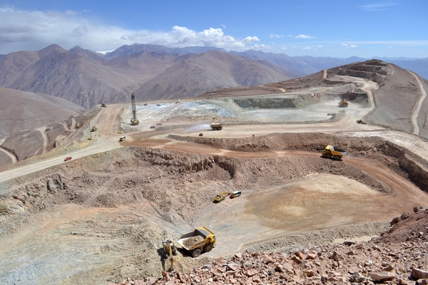 Al cabo de 40 meses, en enero de 2010 la compañía obtuvo la aprobación ambiental que dio paso a la aprobación inversional, para iniciar el período de construcción de la mina. 