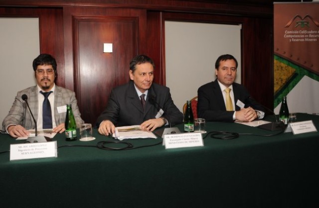Ricardo López, de Sernageomin; Domingo Fuenzalida, del ministerio de Minería, y Juan Pablo González, de la Comisión Minera, en el primer panel del seminario. (Foto: NME)