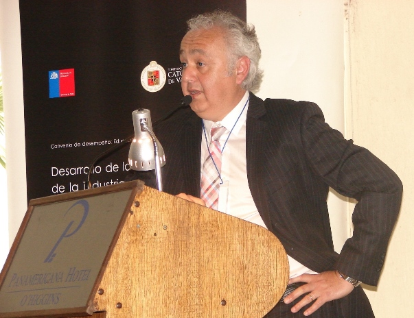 Rodrigo Subiabre, vicepresidente de Optimización de Activos e Innovación de Anglo American Chile, durante su charla en la inauguración del seminario SIM-PUCV. (Foto: Eric Rivera)