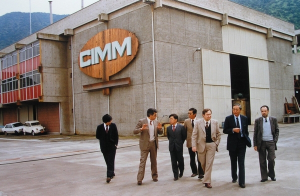 Gracias a un progresivo crecimiento en infraestructura y personal, CIMM ganó prestigio y fama internacional como un referente latinoamericano de innovación. En la foto, la visita de una delegación japonesa a la antigua planta piloto del centro. (Foto: Archivo CIMM)