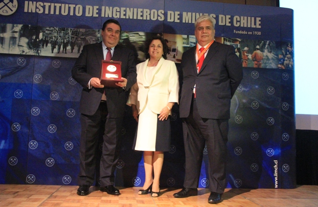 Alberto Salas, "Medalla al Mérito 2014", junto a la ministra de Minería, Aurora Williams, y el presidente del IIMCh, Leopoldo Contreras. (Foto: Revista NME)
