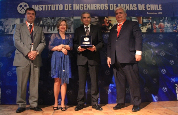 Ricardo López, junto a su señora y directivos del Instituto, al momento de recibir el reconocimiento como "Profesional Distinguido 2014". (Foto: Revista NME) 