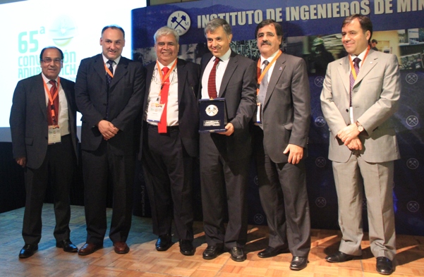 El Premio "José Tomás Urmeneta" fue entregado a la división El Teniente. En la foto, ejecutivos de Codelco reciben el reconocimiento. (Foto: Revista NME)