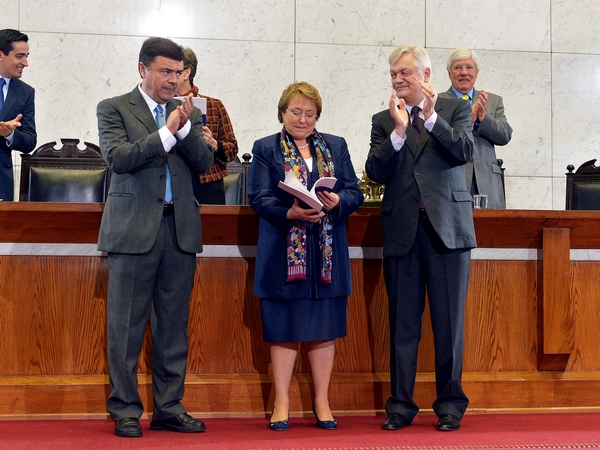 El 6 de octubre la presidenta Michelle Bachelet recibió el informe final de la comisión, en un acto celebrado en el Congreso. (Foto: Comisión Descentralización)
