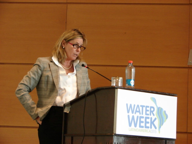 La Directora de Aguas del Banco Mundial, Jennifer Sara, expone en el foro sobre las limitantes a la implementación de reformas a la gestión del recurso hídrico en latinoamérica.