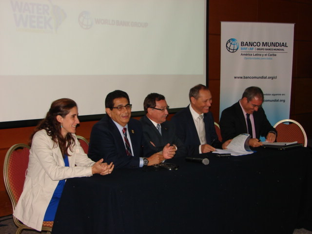 Panel de participantes en el encuentro convocado por el Banco Mundial durante la primera jornada de Water Week 2015.