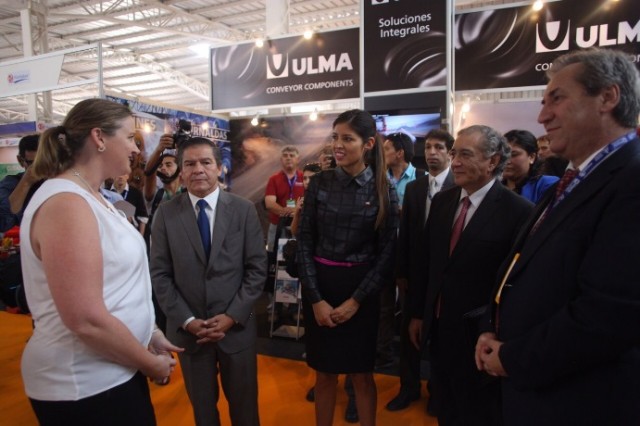 Rhianon Berry (a la izquierda), agregada Comercial de Nueva Zelandia para Sudamérica, junto a otras autoridades en el marco de la inauguración de Exponor 2015. (Foto: NZTE).