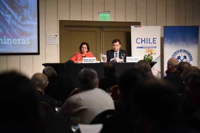 La ministra de Minería, Aurora Williams, junto al presidente del IIMCh, Juan Pablo González, en el coloquio "Aporte de la minería al desarrollo de Chile: Apuntando al crecimiento", organizado por el Ministerio de Minería y el IIMCh. (Foto: Revista NME)