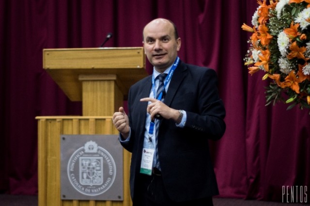 Jorge Canallopts, Jefe de Estudios de Cochilco, dictó la charla inaugural en el sexto seminario Simpucv, que congrega a estudiantes de ingeniería en metalurgia de diferente planteles del país.