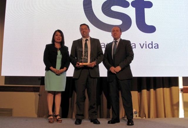 Manuel Guzmán, al centro de la foto, recibiendo el premio “Gestión en Prevención 2016”. (Foto: Metso)