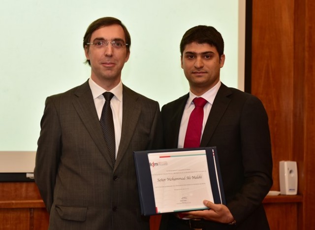 Mohammad Ali Maleki (a la derecha de la foto), el segundo graduado del programa de Doctorado en Ingeniería de Minas de la Universidad de Chile, recibió un reconocimiento especial. En la foto, junto al director del Dimin, Xavier Emery. (Foto: Dimin U. de Chile)