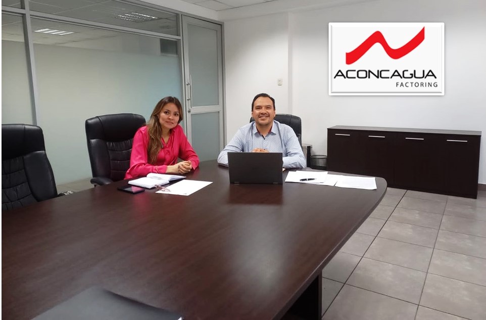 Jhoan Paiva, Ejecutiva Comercial y Carlos Quintana, Country Manager Aconcagua Factoring Arequipa, Peru.