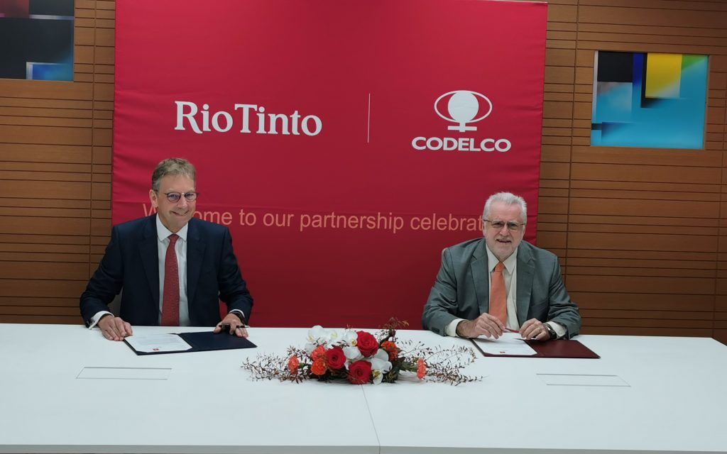 El CEO de Rio Tinto, Jakob Stausholm, junto al presidente del directorio de Codelco, Máximo Pacheco